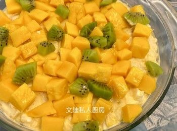 step5: 沙律面唧上部份沙律醬，不需攪動備用。啤梨刨皮去芯，快手切成粒，之後和沙律醬撈勻防氧化，最後加入蛋白碎全部撈勻，將沙律材料鋪平整理，最後芒果和奇異果切粒，放上沙律面（不需攪拌），沙律放入雪櫃冷藏，即完成。