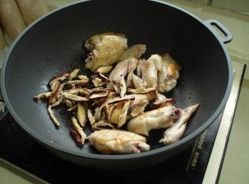 step4: 蔥段出現焦痕後先取出，放入乾香菇絲拌炒均勻