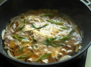 step4: 倒入一半蛋液後灑上蔥段。