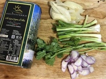 step4: 製做蔥油，洋蔥切絲、紅蔥頭切片、蔥洗淨擦乾取蔥白拍扁，香菜洗淨；