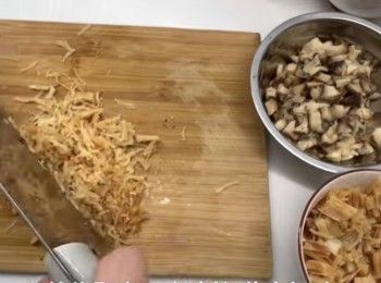 step1: ——再做蘿蔔糕之前，先將冬菇、蝦米和瑤柱浸軟。——留起浸冬菇、蝦米和瑤柱的水備用。——將冬菇切粒，瑤柱撕細然後將其中一半瑤柱，切碎。