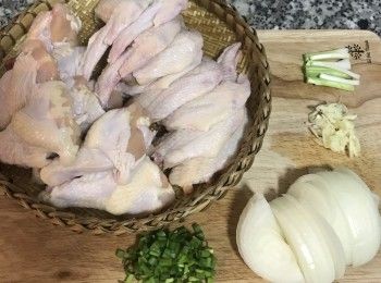 step1: 將雞翅與小雞腿切開，洗淨瀝乾；洋蔥切粗絲，蒜頭拍扁去皮切片；蔥洗淨，蔥白切段、蔥綠切蔥花；