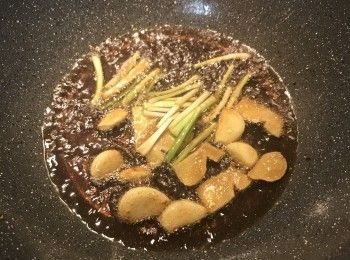 step6: 放入蔥白炒香；