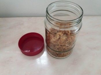 step1: 首先以煲過湯的瘦肉放進麵包機內，加入少量蠔油、鹽、糖及胡椒粉，也可按個人喜好加入五香粉等調味料。啟動果醬模式，完成後肉鬆便備妥了。