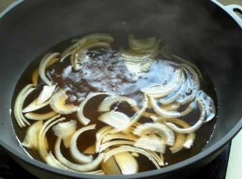 step2: 放入洋蔥絲煮滾。