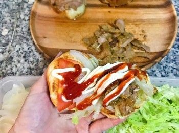 step10: 麵包上放上生菜絲、洋蔥片、蕃茄片，再擺上片下來的烤肉，並擠上美奶滋和蕃茄醬即可。