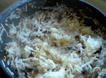 step4: 放入蘿蔔絲、鹽、胡椒粉拌炒均勻