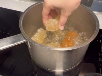 step3: 先將其中750毫升的清水煮滾，然後落冰糖和片糖煮溶。