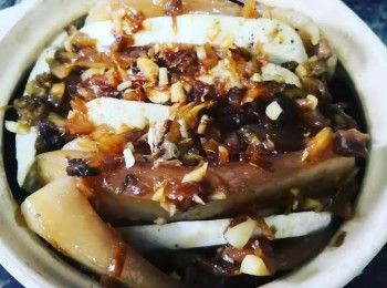 step3: 先將切好的猪上肉片用中小火煎一些猪油出來后放入冰糖炒糖色令肉上了少許焦糖色盛起倒洒,味淋,昆布汁,老抽上肉略醃