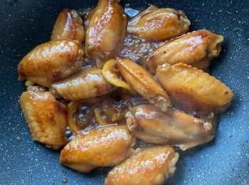 step3: 倒入<span class="group_3">醬汁</span>小火加蓋炆煮10分鐘，再加入檸檬片及蜜糖，轉中火煮至汁料變濃即可。