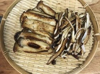 step6: 煎好的杏鮑菇略放涼後，用手撕成條狀備用；