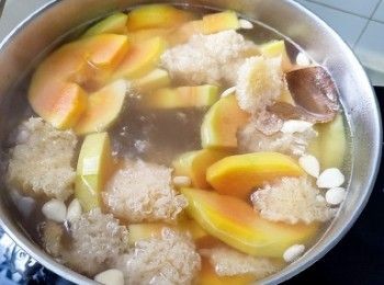 step2: 豬湯骨出水，木瓜切件，雪耳去根。
 所有材料放煲大火滾起