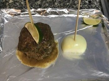 step5: 要烤時，將烤箱加熱到200度；
一顆洋蔥對切，各叉上兩枝竹籤；串上醃好的牛肉片，每次都要壓緊，最後將半顆檸檬對切後，分別封在肉串最上方；