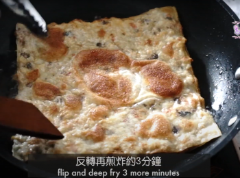 step6: 為翻動讓熱力更均勻，甘樣煎出來的月亮蝦餅會更脆更好味，反轉再煎炸另一面約3分鐘，就可以起鍋啦