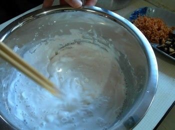 step2: 在來米粉、太白粉加水拌成麵糊