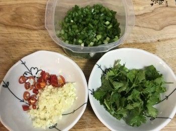 step5: 煎杏鮑菇時，將蒜、辣椒、香菜先切末，不喜歡吃辣的話可以用大根的辣椒去籽；香菜要用可飲用水洗乾淨瀝乾喔！