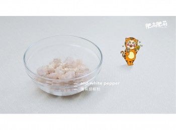 step4: 把蝦仁切成丁狀, 加一些雞粉, 一些胡椒粉, 還有糖醃製10分鐘