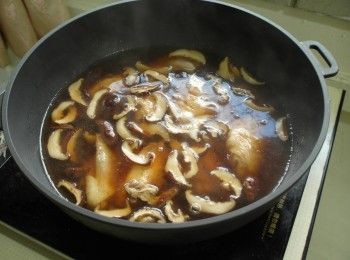 step5: 倒入熱水、醬油、味醂、米酒