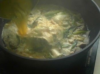 step5: 第一次的蛋液約9分熟後倒入剩下的蛋液。
第二次的蛋液約5分熟即可出鍋淋在白飯上。