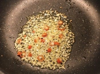 step7: 原鍋再放少許優質橄欖油，下蒜末與辣椒圈炒出香氣；