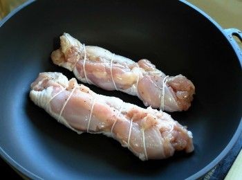 step4: 鍋中不加油，雞皮面朝下煸出雞油