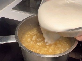 step7: 將粉漿分次加入馬蹄糖水中，快速拌勻。之後可以開細火，邊煮邊加入粉漿拌勻。