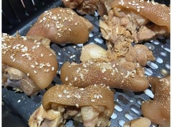 step3: 把豬手放在架上晾乾水份，再於表皮上撤上<span class="group_3">香料</span>。