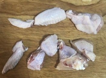 step3: 雞翅先從關節切開，雞翅和小雞腿切對半；