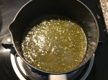 step17: 將浸泡雞肉的蔥油加熱；澆在雞肉上，再擺上蔥綠絲即可。