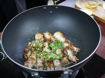 step6: 撒上香蔥和芫茜 略煮即可上碟