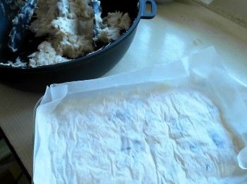 step6: 將麵團放入模具中壓實，在表面蓋上一張烘焙紙