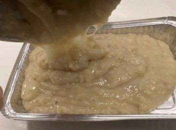 step9: 倒入已預先塗油的錫紙盤。