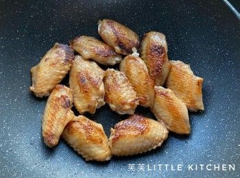 step2: 燒熱油，中火煎<a href="https://bit.ly/3zHU5V3" target="_blank" data-keyword="雞翼" class="guide-link"><strong>雞翼</strong></a> <span style="display:inline-block;vertical-align:middle;margin-top:-3px;color:initial;border-radius:3px;padding:2px 3px;font-size:12px;line-height:14px;background:#87d300;color:#fff;">即買</span> 至兩面金黃。