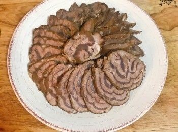 step11: 底下可以墊些小黃瓜絲；再擺上片好的牛肉；