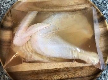 step3: 取ㄧ個大的夾鏈袋，將雞裝入；水裡加入鹽、胡椒粉、花雕或黃酒拌溶後，倒入夾鏈袋中封緊，放入冰箱8小時以上；