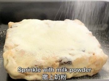 step4: 整形完毕后就在表面筛上奶粉。