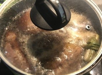 step8: 蓋鍋蓋小火煮1小時後，關火燜到降溫；