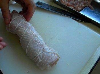 step3: 雞皮面朝外，捲起後用棉線綁好