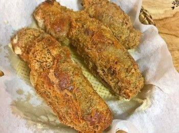 step9: 炸到牛肉捲成金黃後即可起鍋瀝油；略等個2分鐘後再從中間對切；擺盤上菜，食用時可以搭配市售的日式辣起司醬或者胡麻醬一起享用。