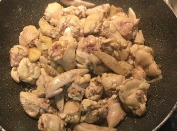 step7: 放入雞翅塊拌炒；