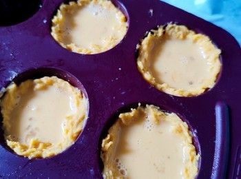 step3: 紅薯壓成蓉，混合麵粉，搞至無粉狀，放模做底。