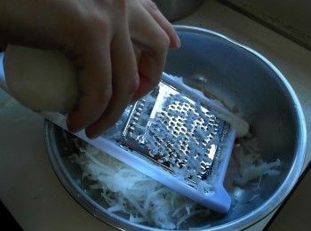 step1: 白蘿蔔去皮刨粗絲。乾香菇、蝦米泡水後切小丁。
