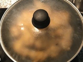 step8: 蓋鍋蓋煮滾；中火悶煮15分鐘；