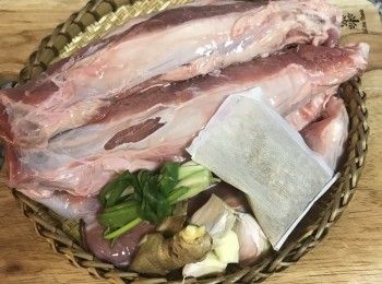 step1: 牛腱子心洗淨，蒜、薑洗淨後拍扁；蔥2根洗淨綁成一束；另外兩根蔥洗淨擦乾切蔥花備用。