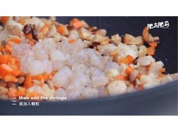 step7: 當聞到冬菇的香味, 就加入蝦粒