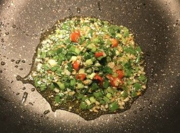 step8: 放入蔥花、鹽、黑胡椒粉、鰹魚粉和香油拌勻後關火；