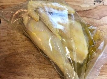 step13: 將雞肉裝進夾鏈袋裡，倒入預先做好的蔥油，封起來，放入冰箱冷藏過夜（8小時以上）；期間想到就把夾鏈袋翻面，讓蔥油能兩面都均勻的浸泡到；