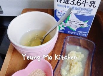 step1: 預備材料：先將薑磨蓉再搾出薑汁。