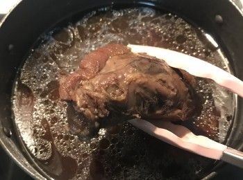 step9: 降溫後把滷好的牛腱用保鮮盒裝好，並加入滷汁，冰箱保存，如要放久一點就放冷凍；