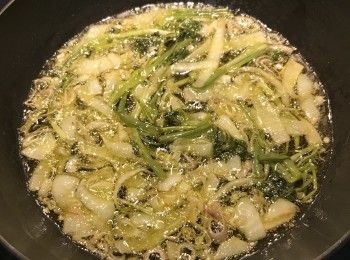 step6: 炸到蔥白開始上色、香味飄出即可；